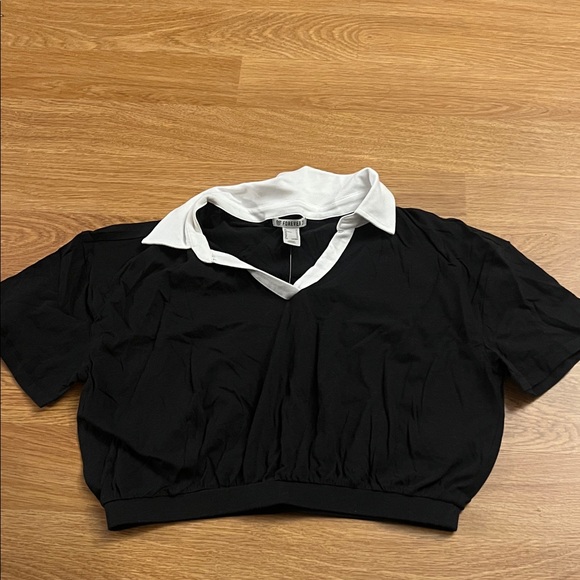 Forever 21 Tops - ⭐️ Forever 21 Black Cropped Polo-Style Top with White Collar